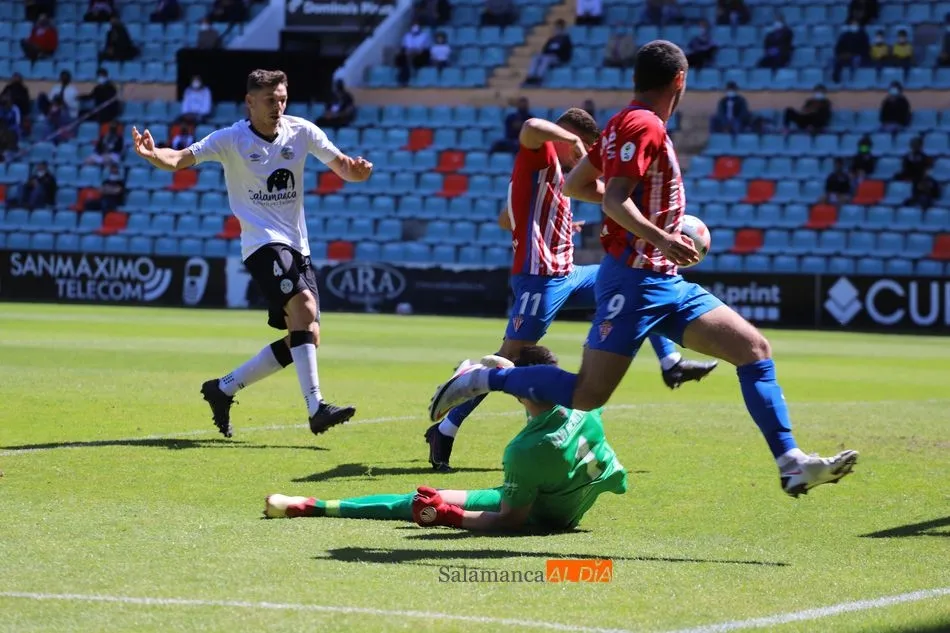 Benítez y Ayala, ante el filial del Sporting / Lydia González