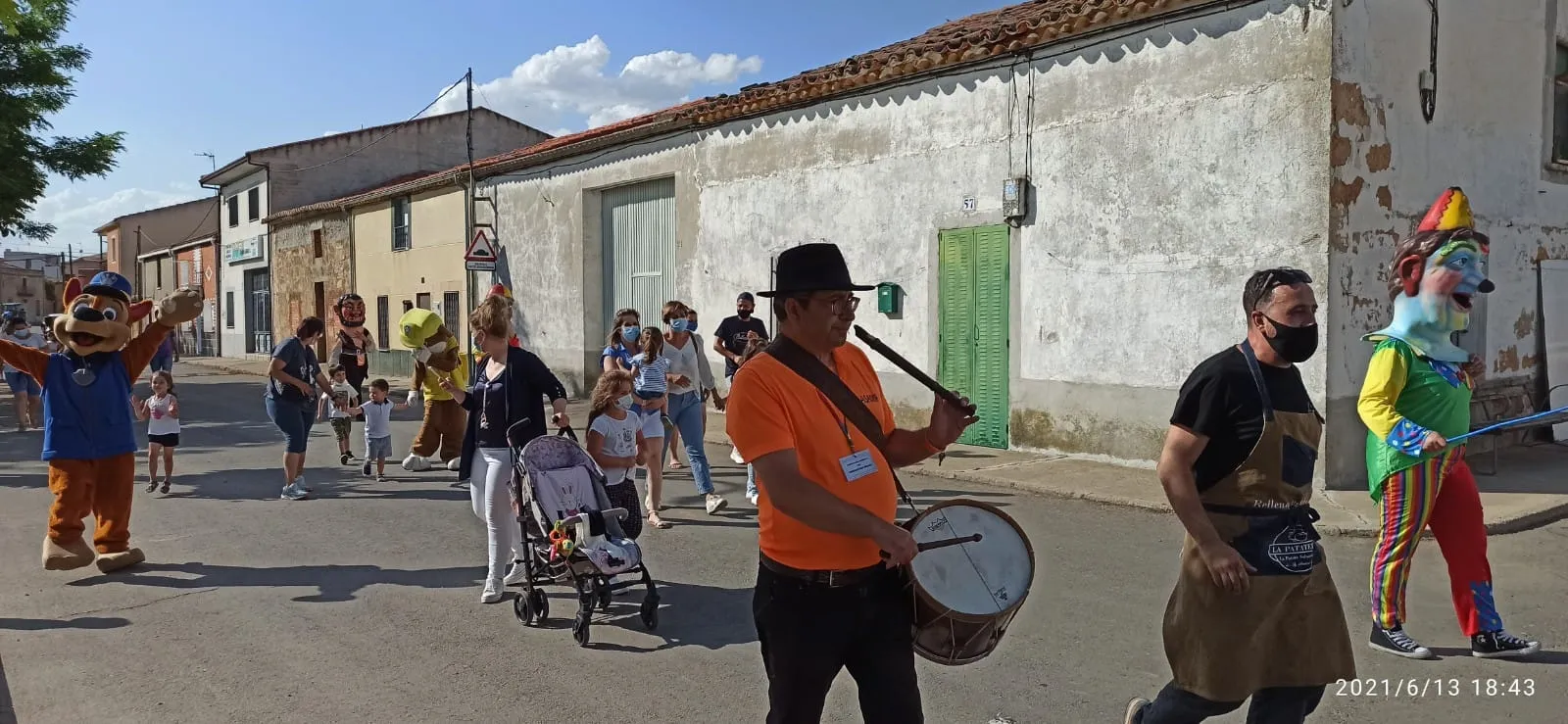 Tarde alegre con cabezudos en Aldearrubia