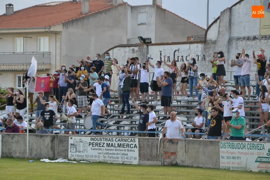 Foto 7 - El Ciudad Rodrigo se mete en las finales por el ascenso con cierto sufrimiento al no sentenciar...