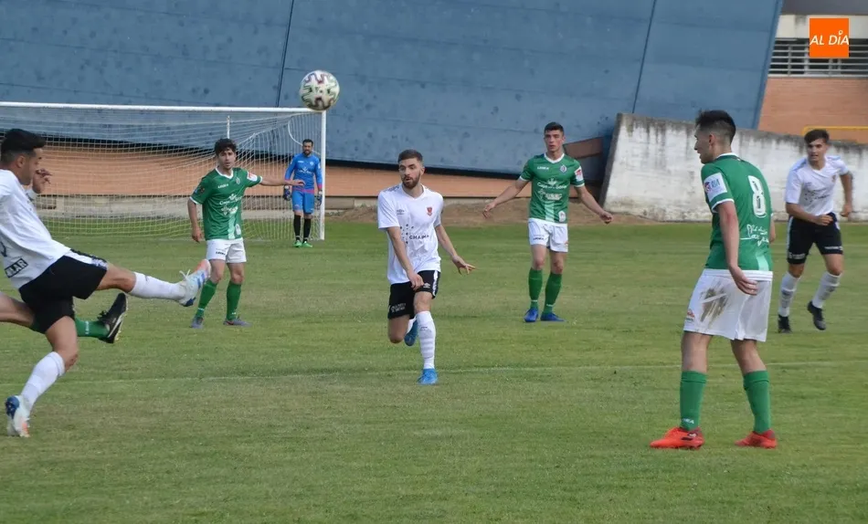 Foto 5 - El Ciudad Rodrigo se mete en las finales por el ascenso con cierto sufrimiento al no sentenciar...