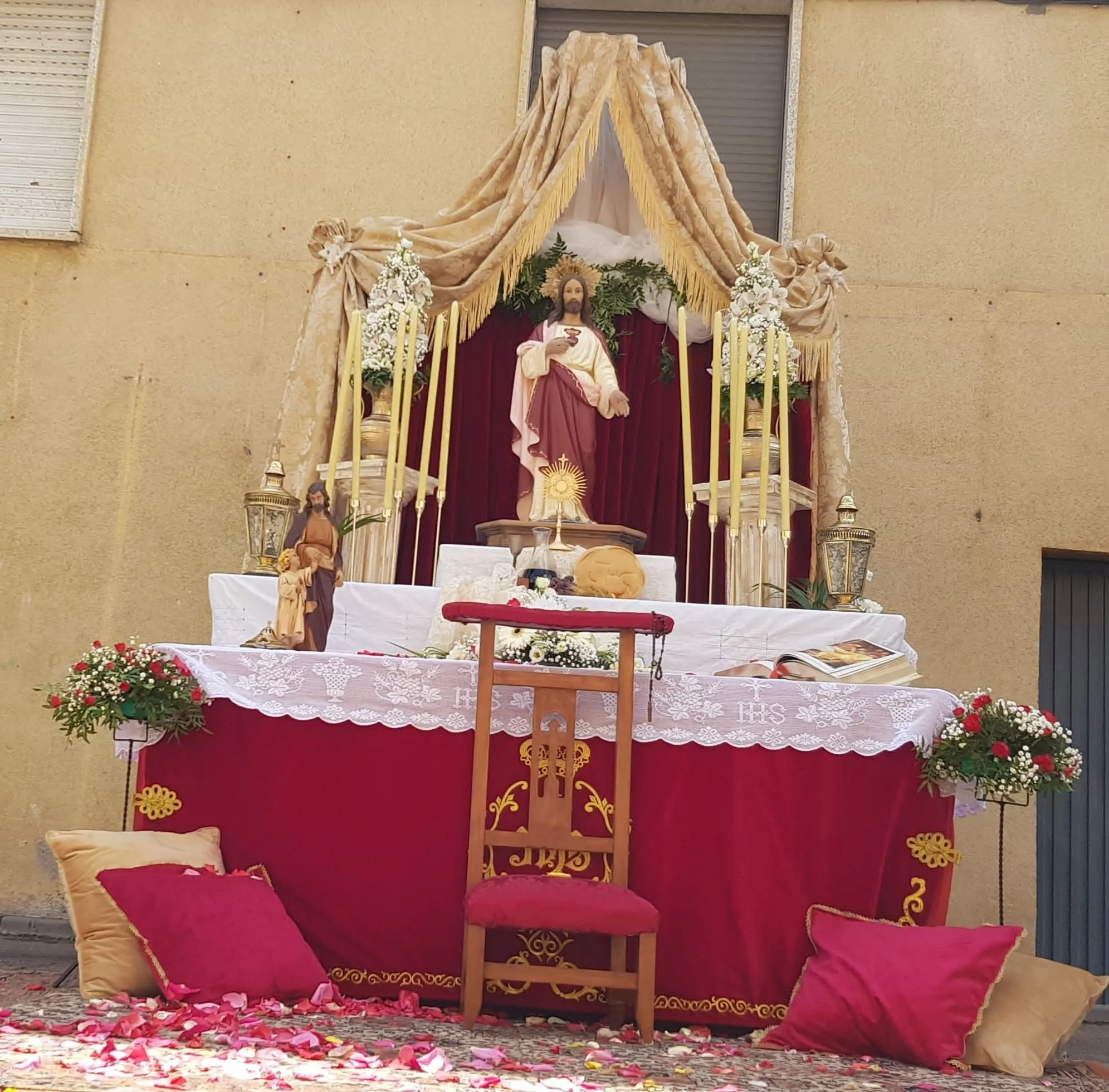 Foto 5 - El Sant&iacute;simo Sacramento tambi&eacute;n recorre las calles en el Valle de San Mart&iacute;n  