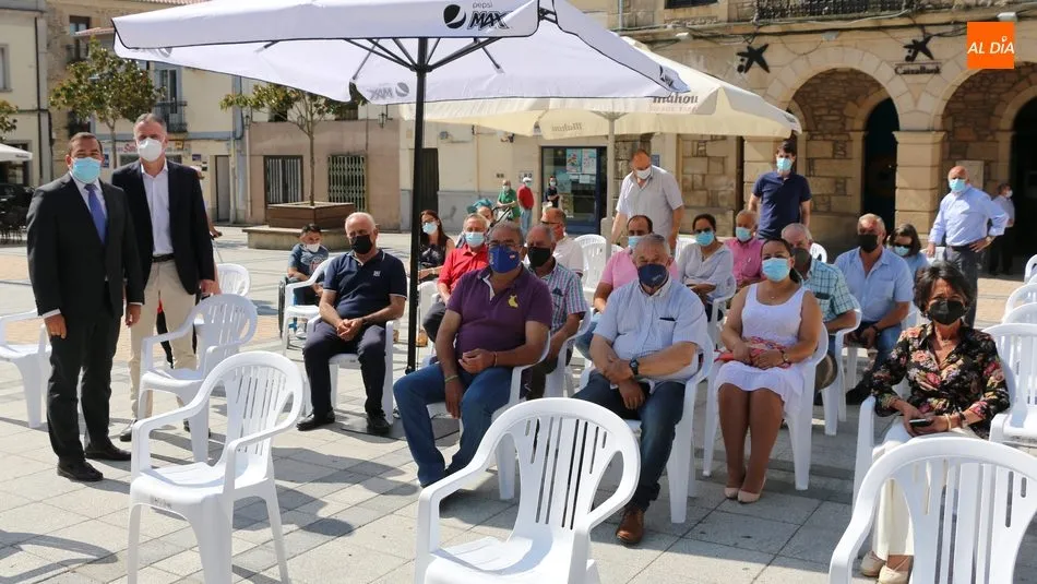 El delegado de la Junta, Eloy Ruiz (i), junto a los alcaldes de municipios beneficiados / CORRAL