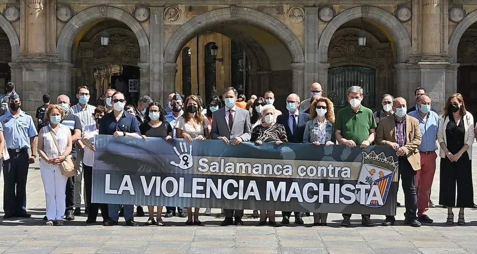 Principales autoridades de la ciudad en este minuto de silencio, en la Plaza Mayor