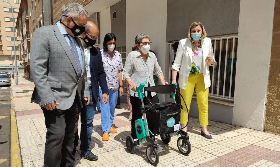 Usuario con uno de los prototipos de andador que comprará la Junta de Castilla y León en compañía de la consejera Isabel Blanco. Foto EP
