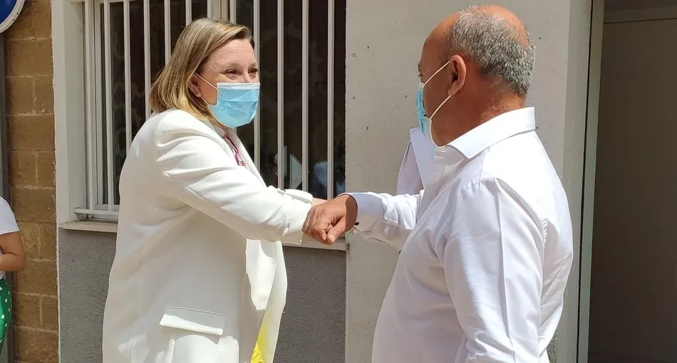 La consejera Isabel Blanco a su llegada a la sede de Asdem en Salamanca. Foto EP