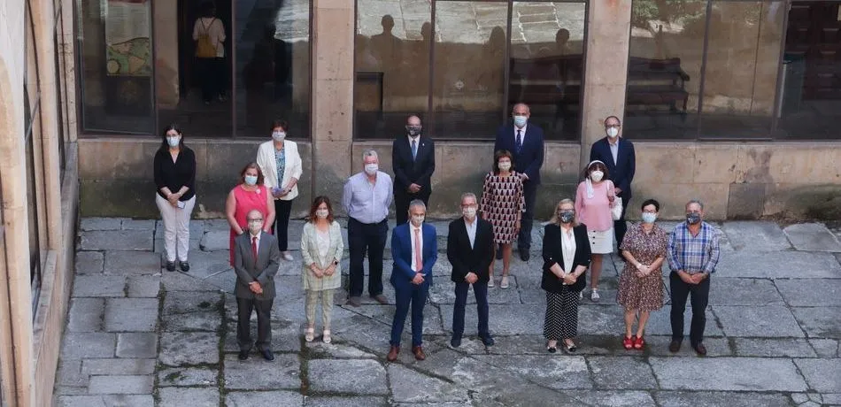 Grupo de profesionales del PAS que lleva 35 años en la USAL