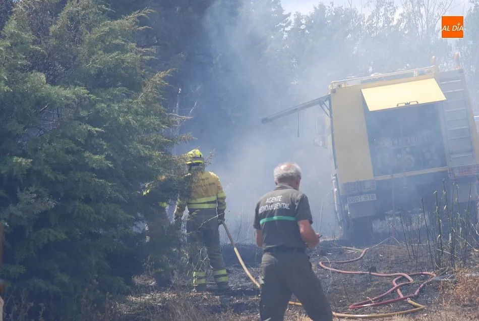 Foto 7 - Las llamas se quedan a s&oacute;lo dos metros de una vivienda en un incendio en las Huertas de Santa Cruz ...