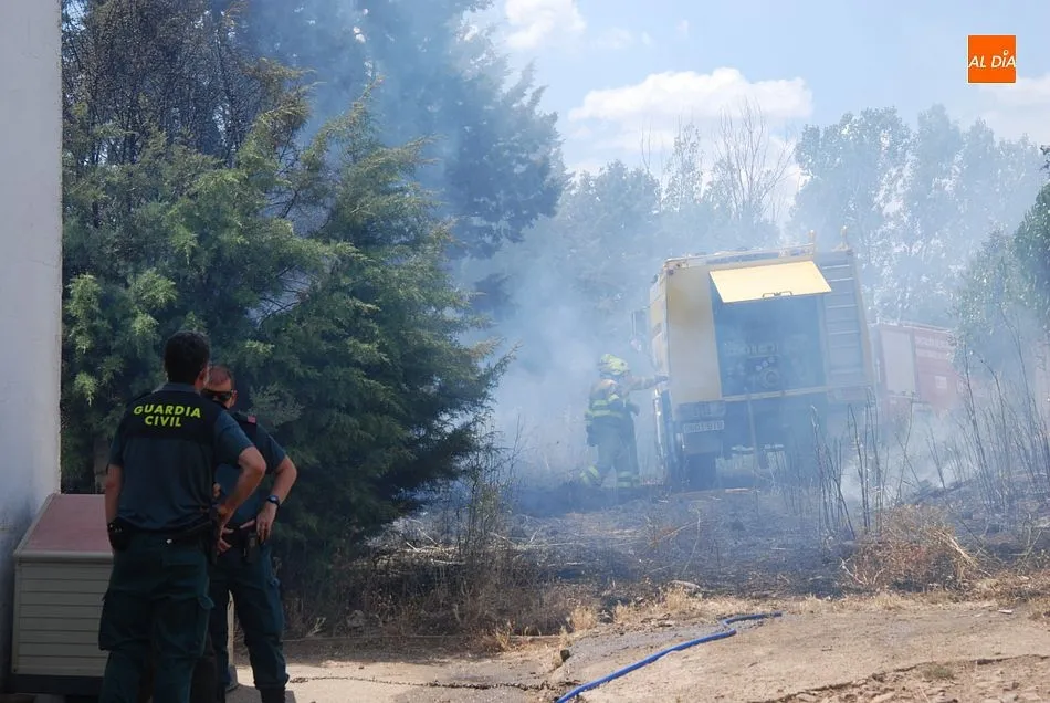 Foto 11 - Las llamas se quedan a s&oacute;lo dos metros de una vivienda en un incendio en las Huertas de Santa Cruz ...