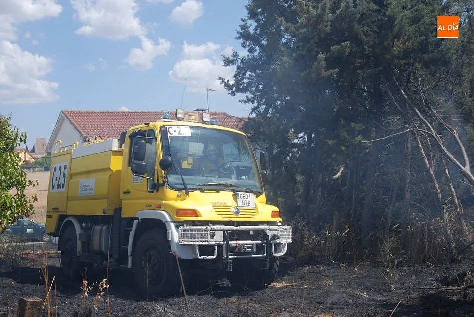 Foto 4 - Las llamas se quedan a s&oacute;lo dos metros de una vivienda en un incendio en las Huertas de Santa Cruz ...