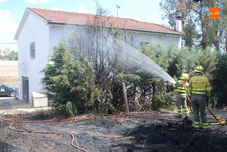 Los efectivos trabajando en las inmediaciones de la vivienda | Fotos Adrián Martín