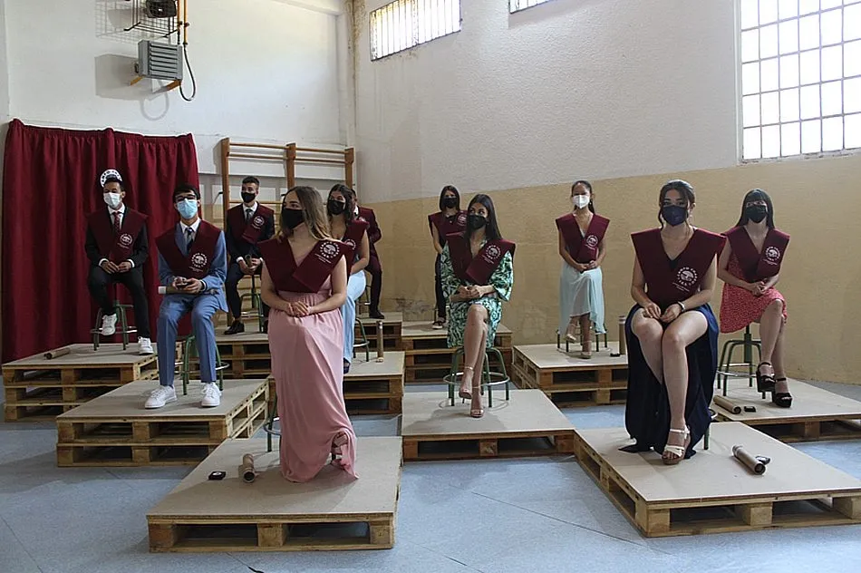 Foto 11 - Un total de 24 alumnos protagonizan la 25&ordf; promoci&oacute;n del IES Campo Charro de La Fuente de San...