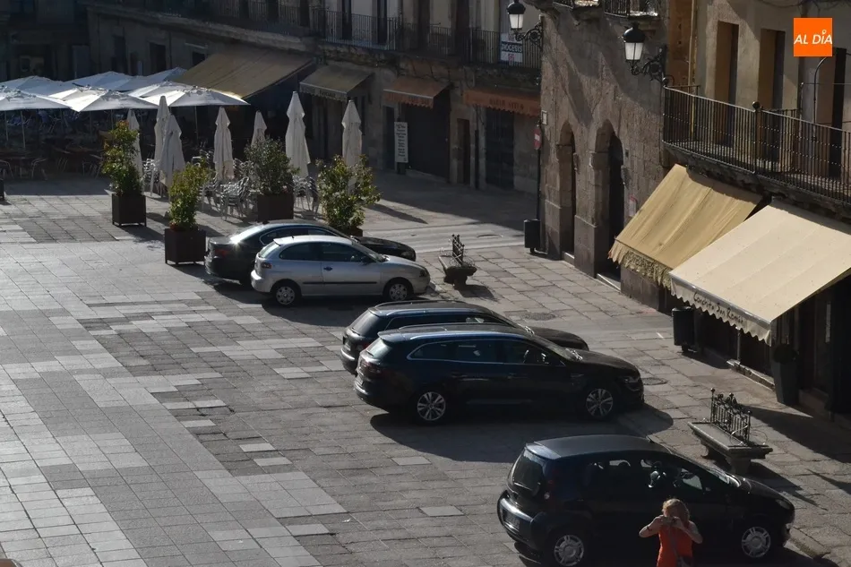 1Foto: Último atardecer con vehículos en la Plaza Mayor  