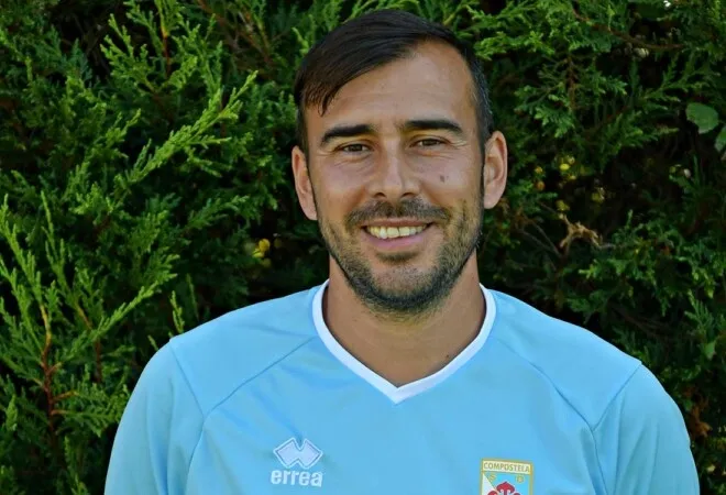 Yago Iglesias, con una camiseta del Compostela