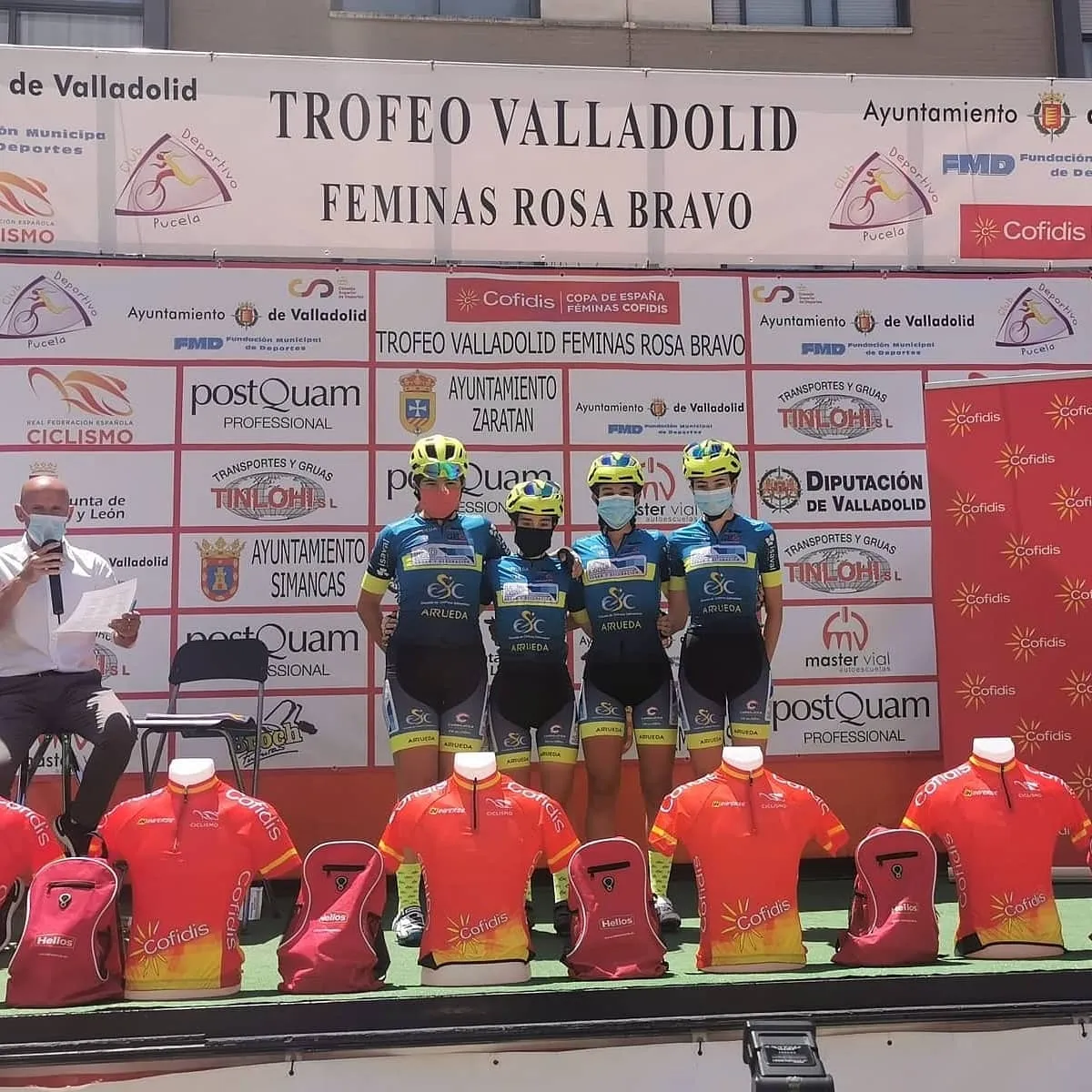 Corredores de la Escuela, en el podio