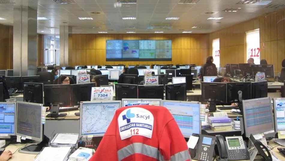 Sala del Servicio de Emergencias  112, donde se reciben los avisos de todos los siniestros de Castilla y León. Foto de archivo