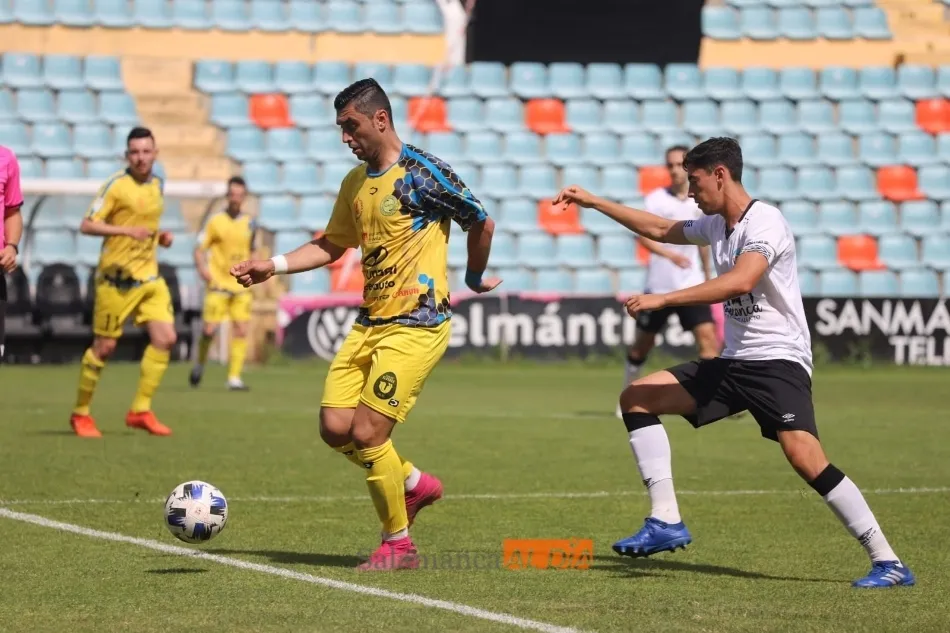 Fer Romero, del filial del Salamanca UDS, aprieta a un rival / Lydia González