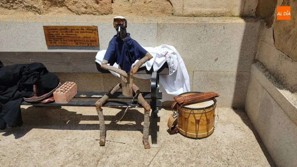 Un nuevo personaje junto a la iglesia de Moríñigo  