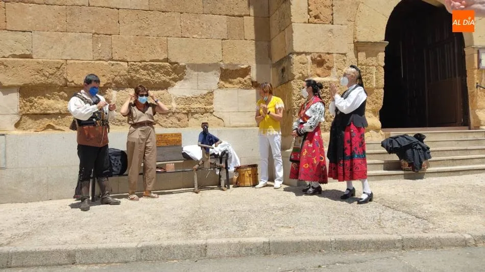 Foto 2 - Un nuevo personaje junto a la iglesia de Mor&iacute;&ntilde;igo  