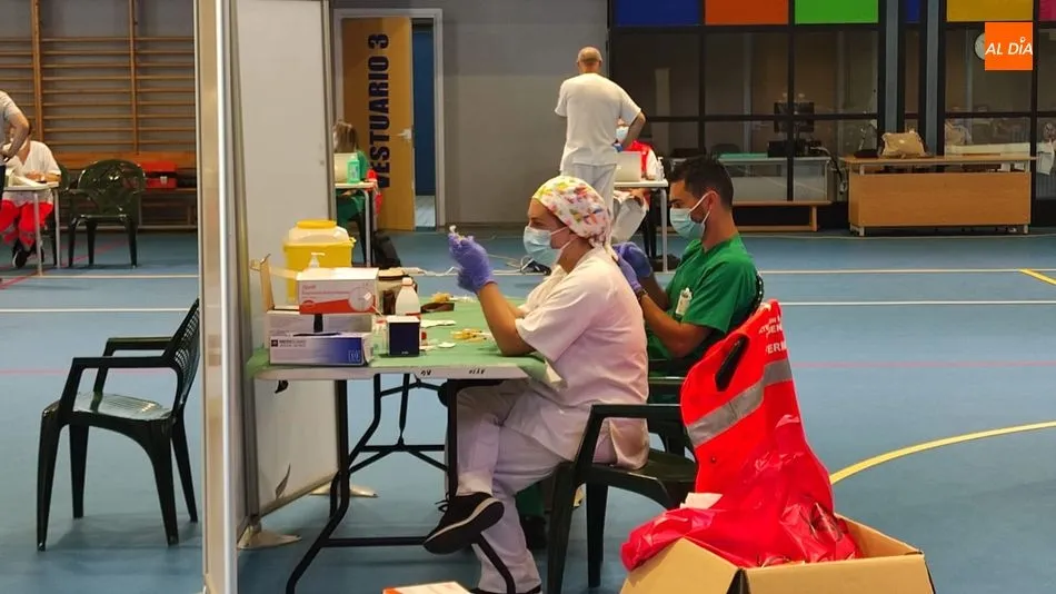 Foto 7 - Reparto de 556 dosis de Pfizer en Guijuelo entre los&nbsp;nacidos de 1975 a 1980
