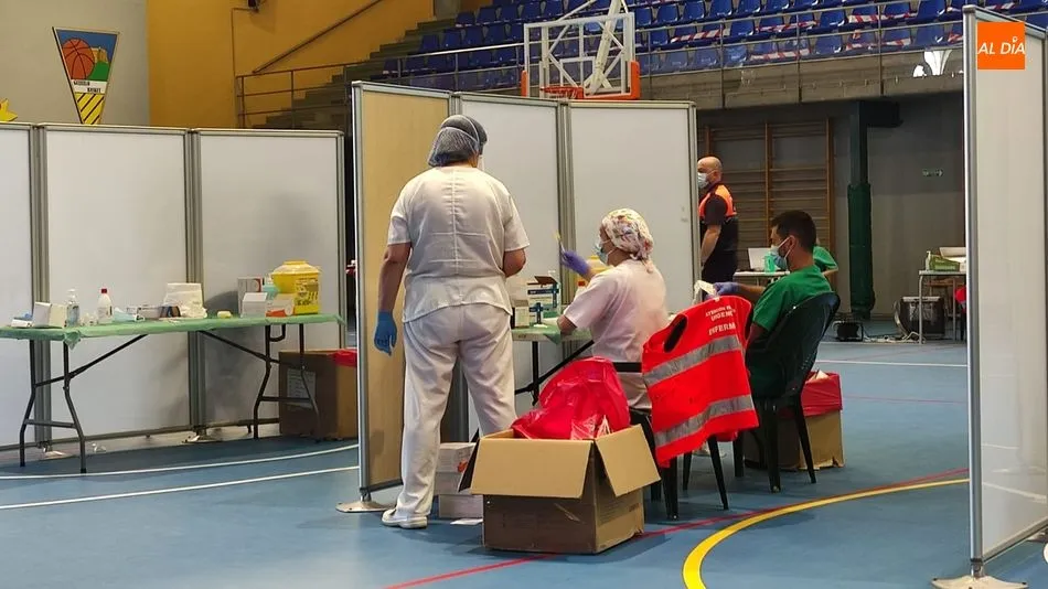 Foto 3 - Reparto de 556 dosis de Pfizer en Guijuelo entre los&nbsp;nacidos de 1975 a 1980