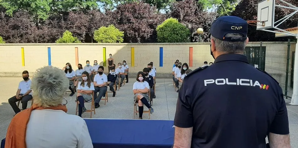Foto 4 - Escolares salmantinos aprenden t&eacute;cnicas seguras en el uso de internet y redes sociales