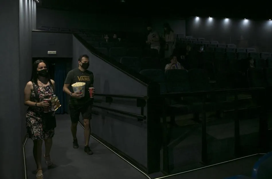 Una pareja entra en una sala de cine. Foto: EP
