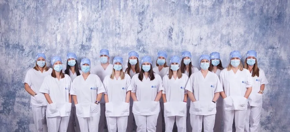 Primera promoción de TCAE alumnos uniformados