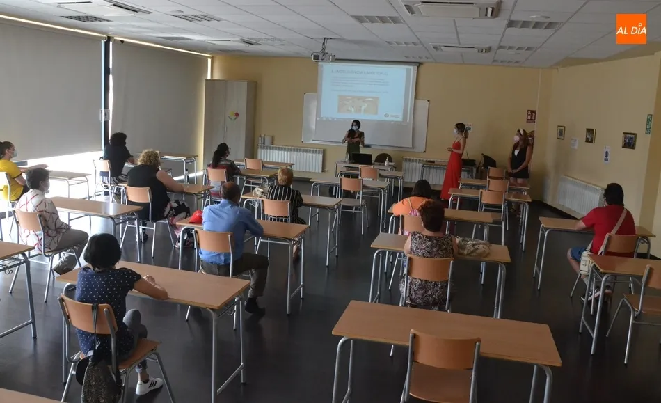 Foto 2 - Laura Ruiz y Alexandra Valiente imparten un taller sobre la inteligencia emocional  