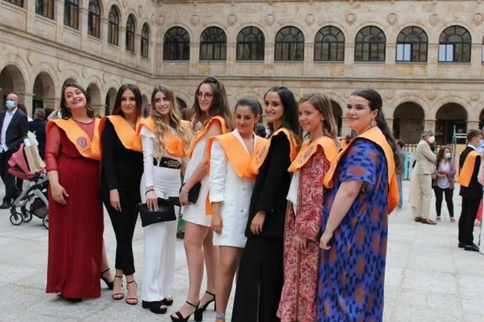 Uno de los grupos de alumnas graduadas en el colegio Calasanz