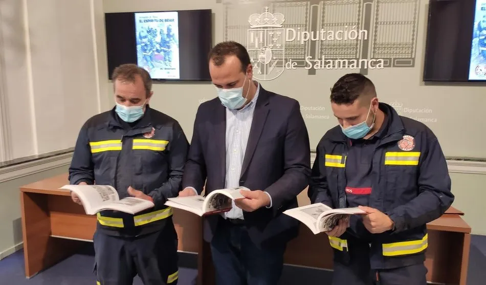 El jefe de bomberos de Béjar, Manuel Gallego, el diputado David Mingo y el bombero Jesús Barroso en la presentación del libro en Salamanca. Foto EP