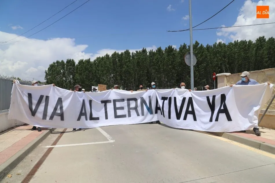 Foto 10 - Vecinos de Las Dunas reclaman medidas ante el exceso de tr&aacute;fico en la v&iacute;a que cruza esta...