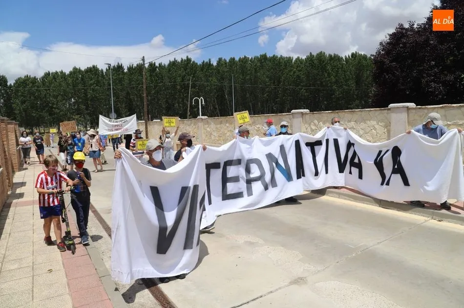 Foto 7 - Vecinos de Las Dunas reclaman medidas ante el exceso de tr&aacute;fico en la v&iacute;a que cruza esta...