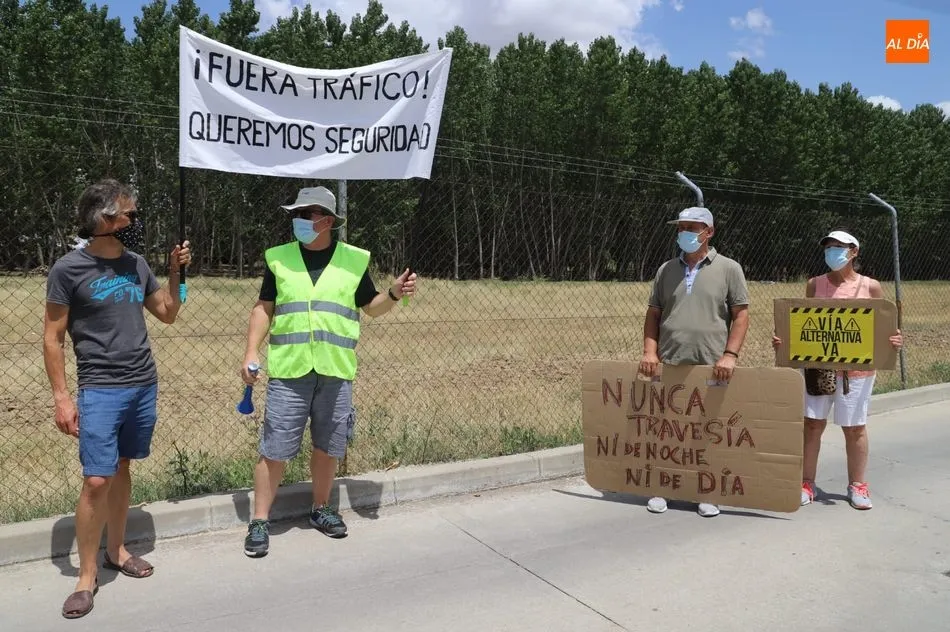 Foto 6 - Vecinos de Las Dunas reclaman medidas ante el exceso de tr&aacute;fico en la v&iacute;a que cruza esta...