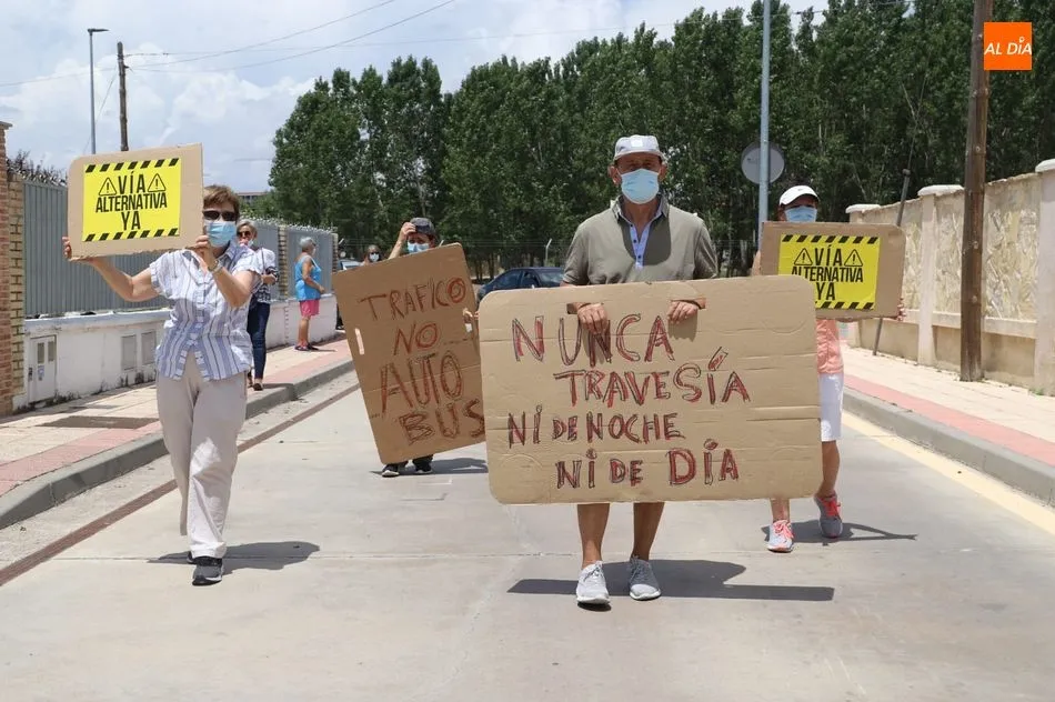 Foto 5 - Vecinos de Las Dunas reclaman medidas ante el exceso de tr&aacute;fico en la v&iacute;a que cruza esta...