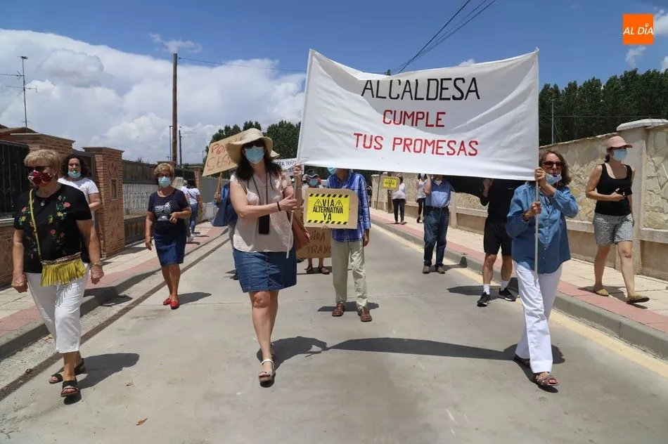 Foto 2 - Vecinos de Las Dunas reclaman medidas ante el exceso de tr&aacute;fico en la v&iacute;a que cruza esta...