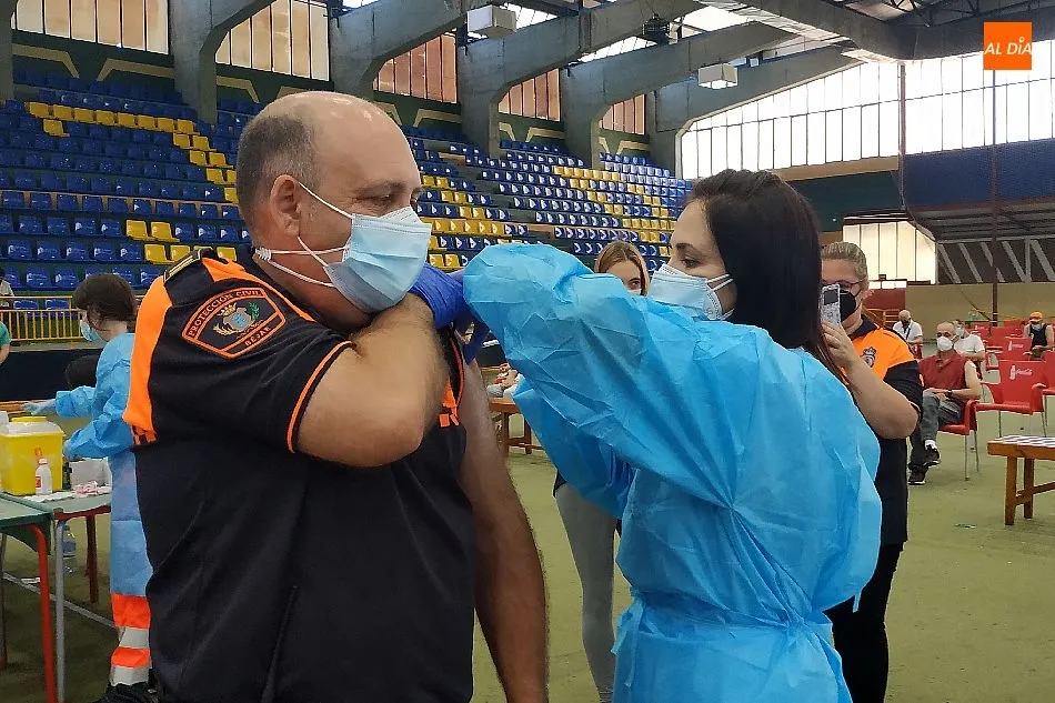 Foto 6 - Cerca de 800 personas reciben en B&eacute;jar la segunda dosis de Pfizer