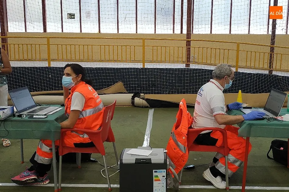 Foto 2 - Cerca de 800 personas reciben en B&eacute;jar la segunda dosis de Pfizer