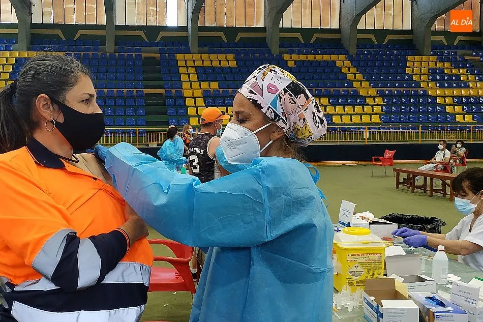 Foto 3 - Cerca de 800 personas reciben en B&eacute;jar la segunda dosis de Pfizer
