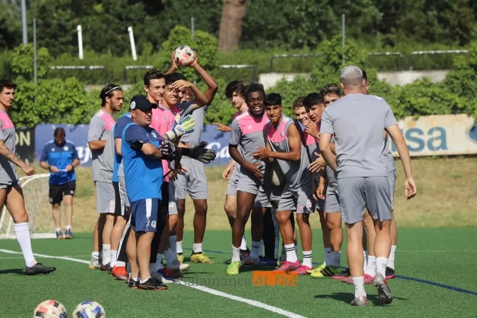 Nico López. antes de recibir un pasillo de collejas de sus compañeros por su cumpleaños / Lydia González