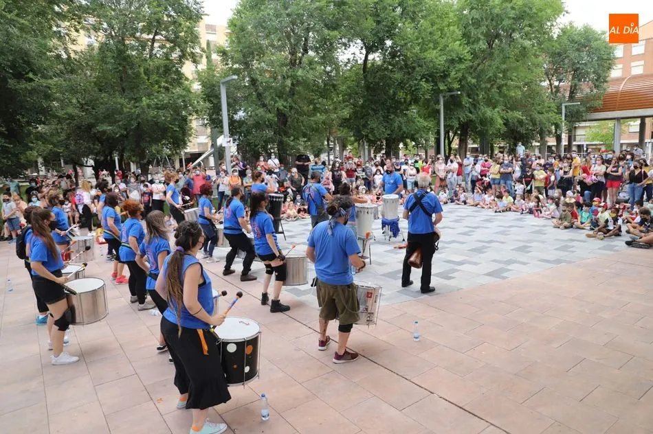 Foto 10 - A ritmo de batucada en la Plaza Barcelona