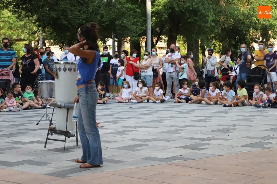 Foto 9 - A ritmo de batucada en la Plaza Barcelona