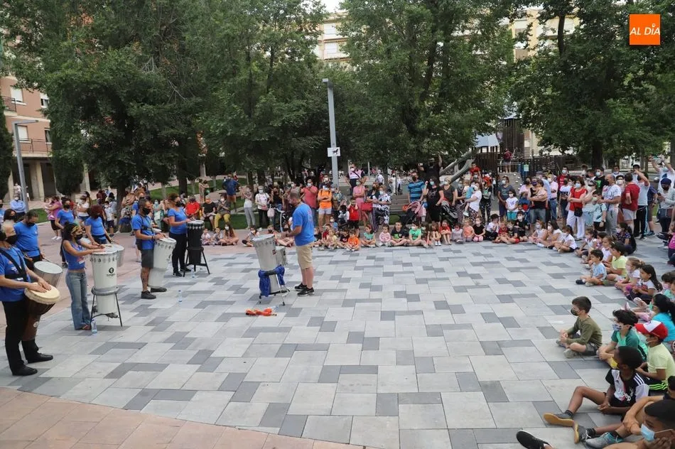 Foto 6 - A ritmo de batucada en la Plaza Barcelona
