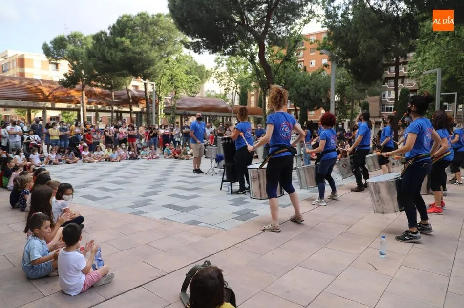 Foto 3 - A ritmo de batucada en la Plaza Barcelona