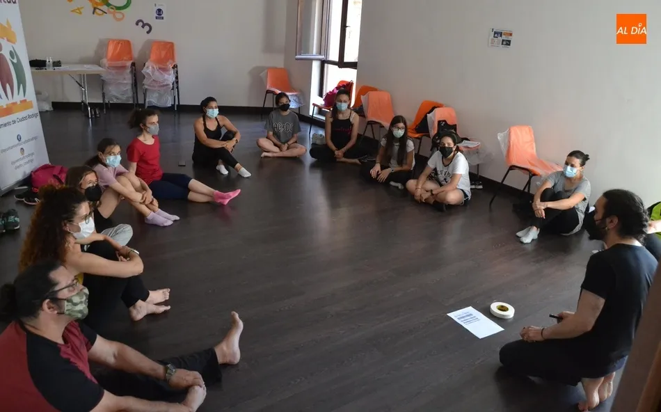 Foto 3 - Da arranque el taller de teatro intergeneracional dirigido por Sergio Cardoso  