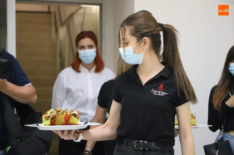 Presentación de uno de los pinchos que participaban en este certamen provincial. Foto de Lydia González