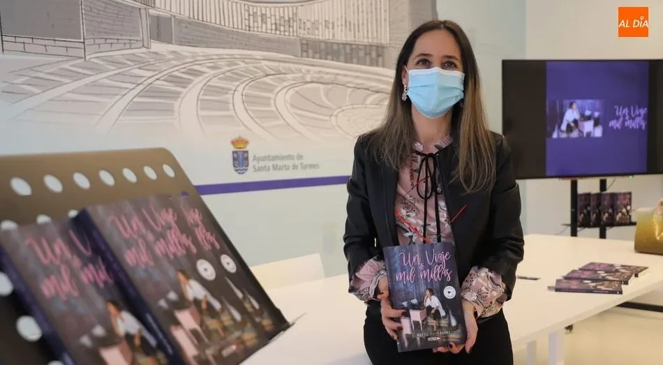 María Hernández con su libro ‘Un viaje de mil millas’. Foto de Lydia González