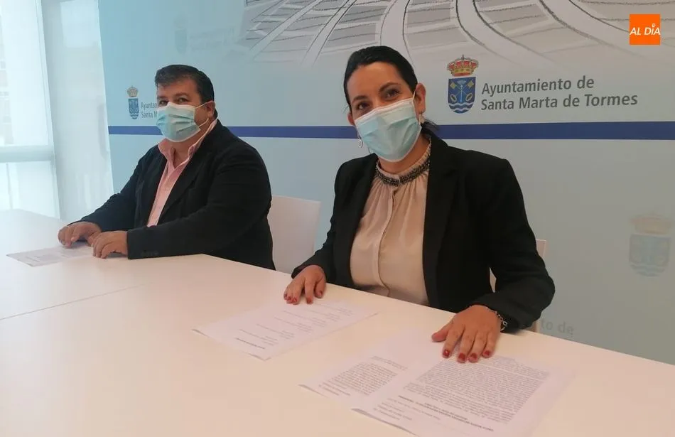 La concejal de Festejos de Santa Marta, Silvia González, y el edil de Cultura, Francisco Miguel García, presentaron los actos del verano cultural. Foto de Lydia González