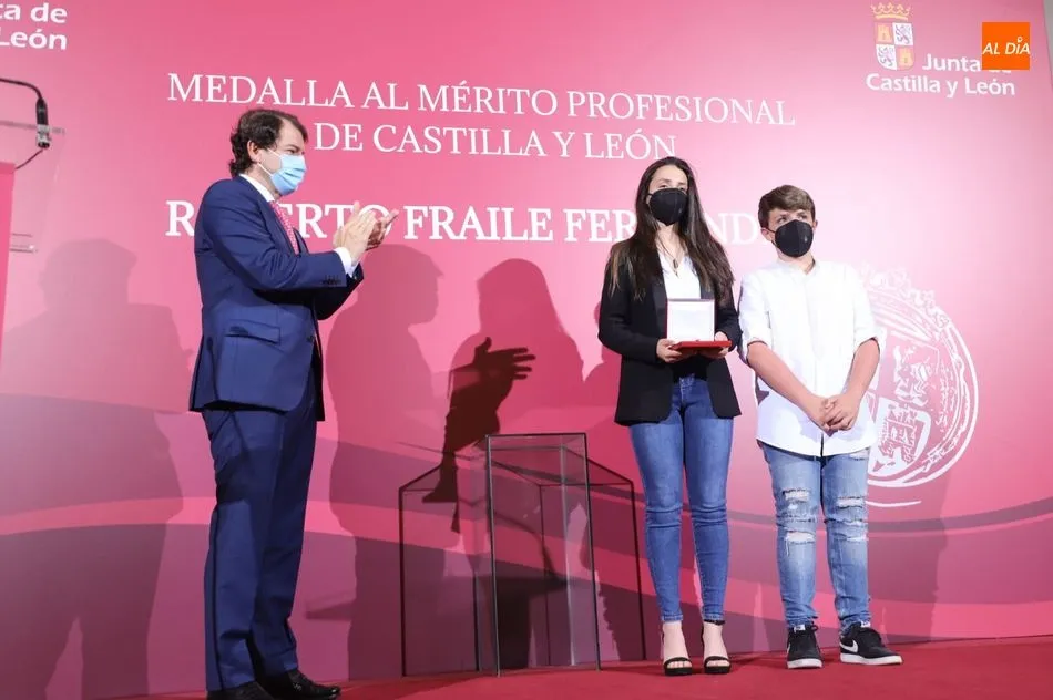 Carla y Daniel, hijos de Roberto Fraile, reciben la Medalla al Mérito Profesional concedida por la Junta a título póstumo. Foto de Lydia González