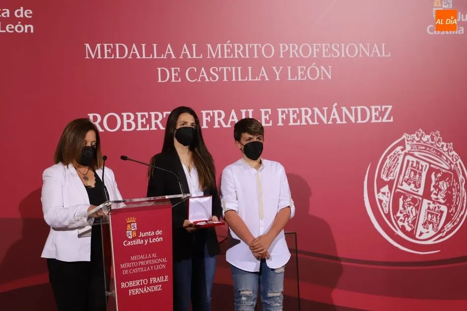 Foto 6 - Los hijos de Roberto Fraile recogen la&nbsp;Medalla al M&eacute;rito Profesional concedida por la Junta a...