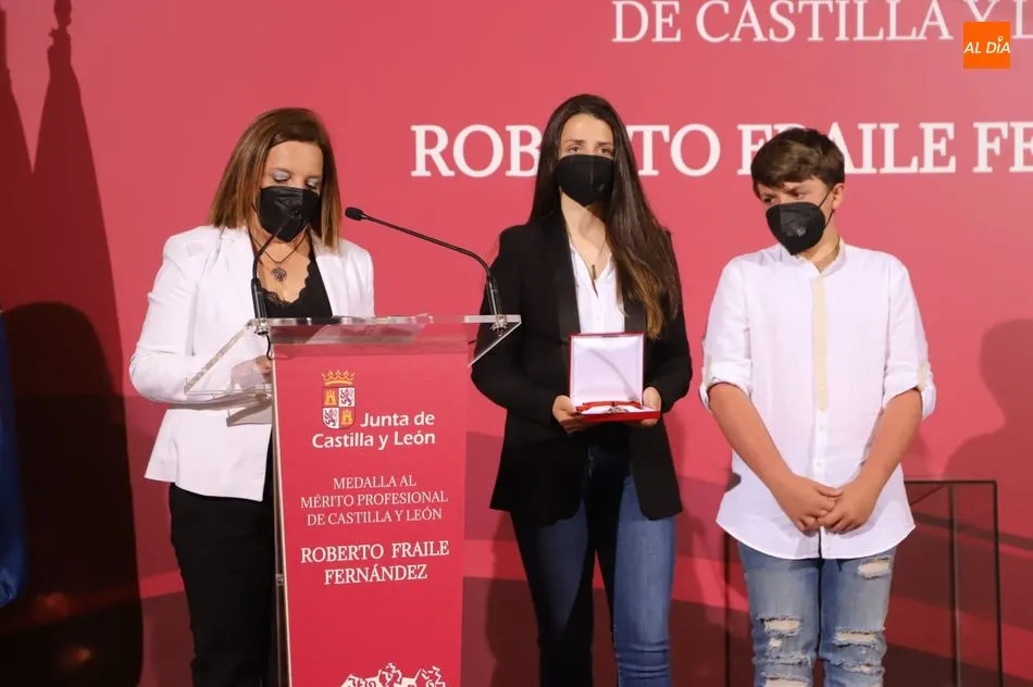 Foto 4 - Los hijos de Roberto Fraile recogen la&nbsp;Medalla al M&eacute;rito Profesional concedida por la Junta a...